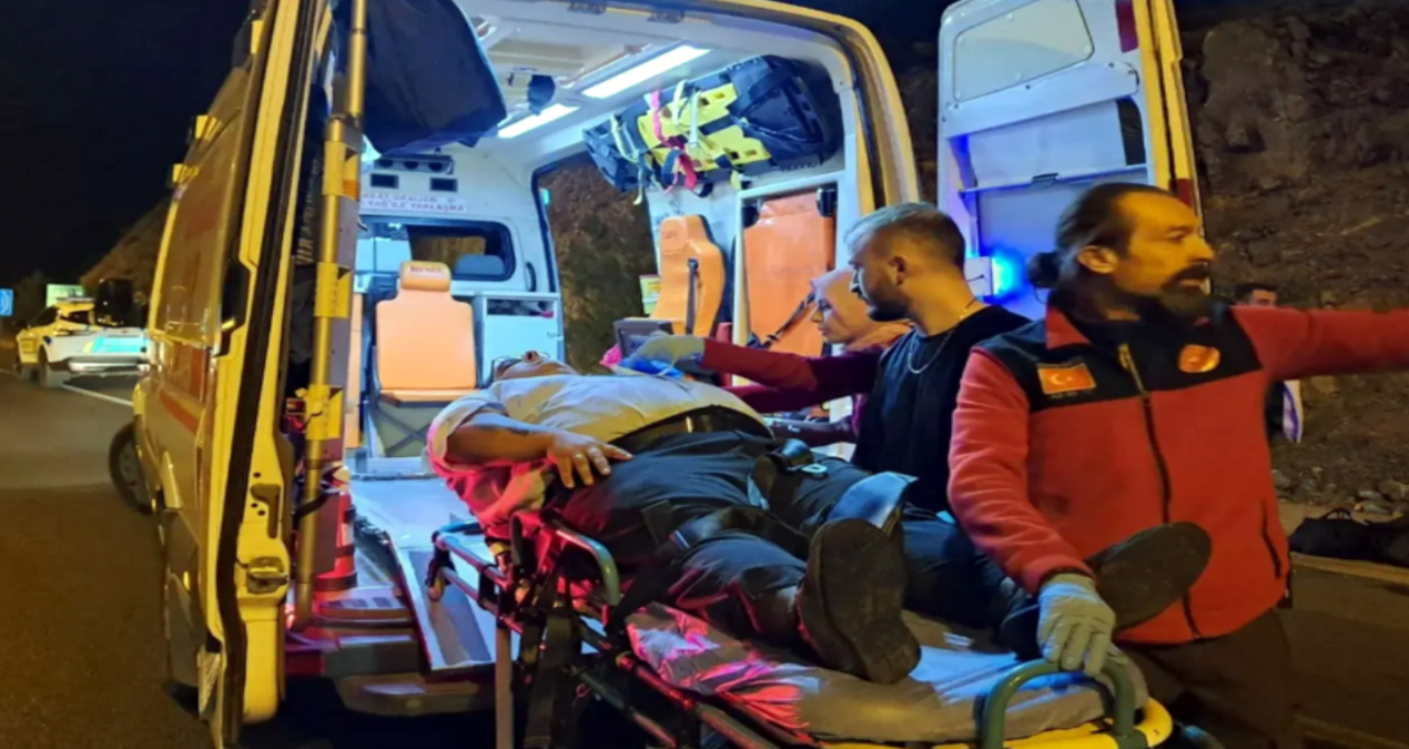 havalimanina giden otobus devrildi 5 kisi yaralandi 1auxzQx1