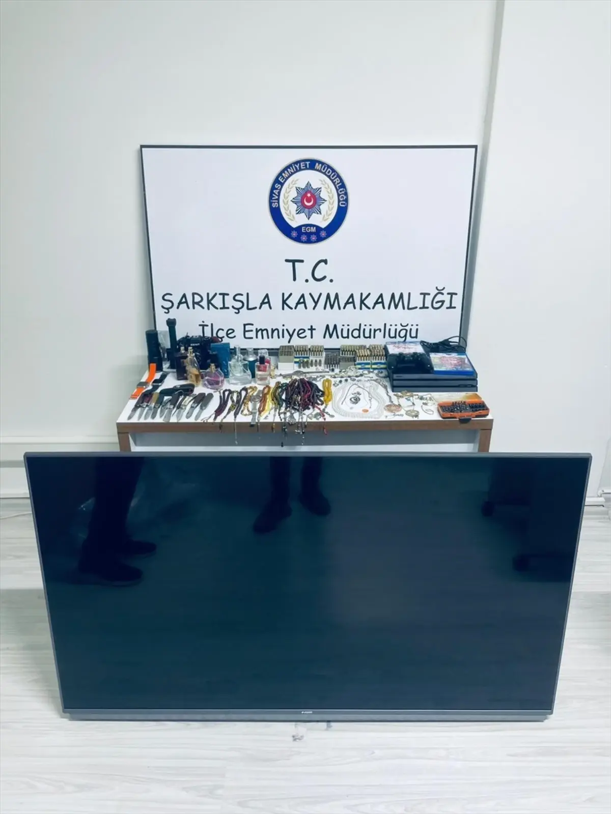 hirsizlik zanlilari yakalandi g8LCIYlb