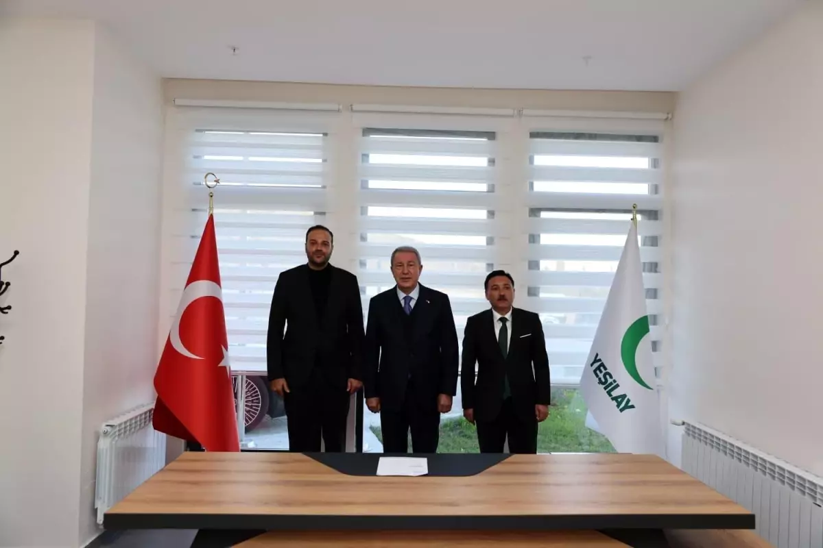 hulusi akar yesilay rehabilitasyon merkezini ziyaret etti wDQ1GOQR.jpg