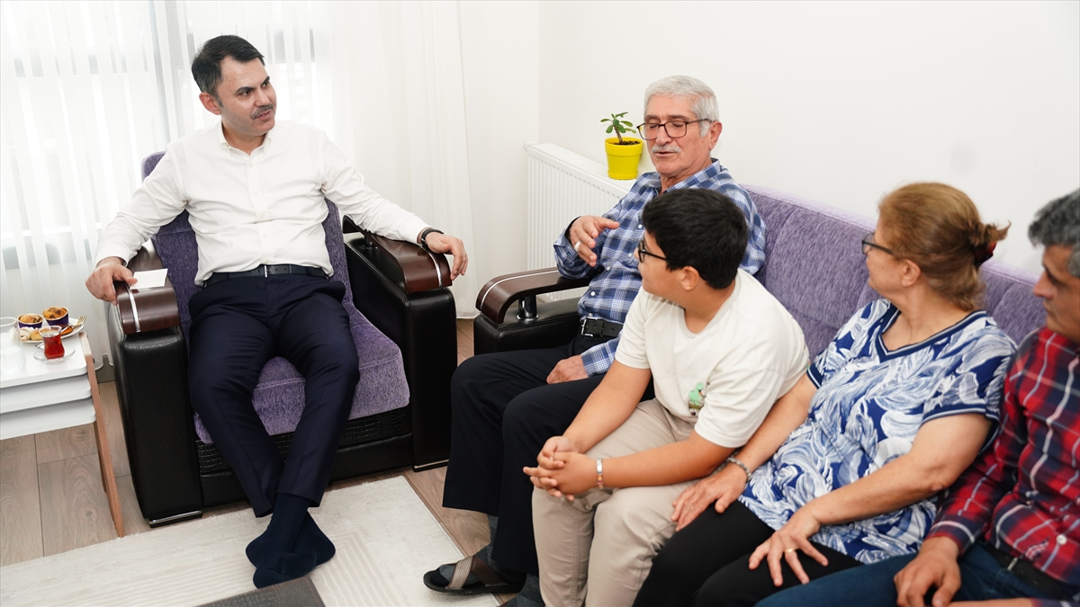 murat kurum hatayda depremden etkilenen acikgoz ailesini ziyaret etti vFPbBu6n