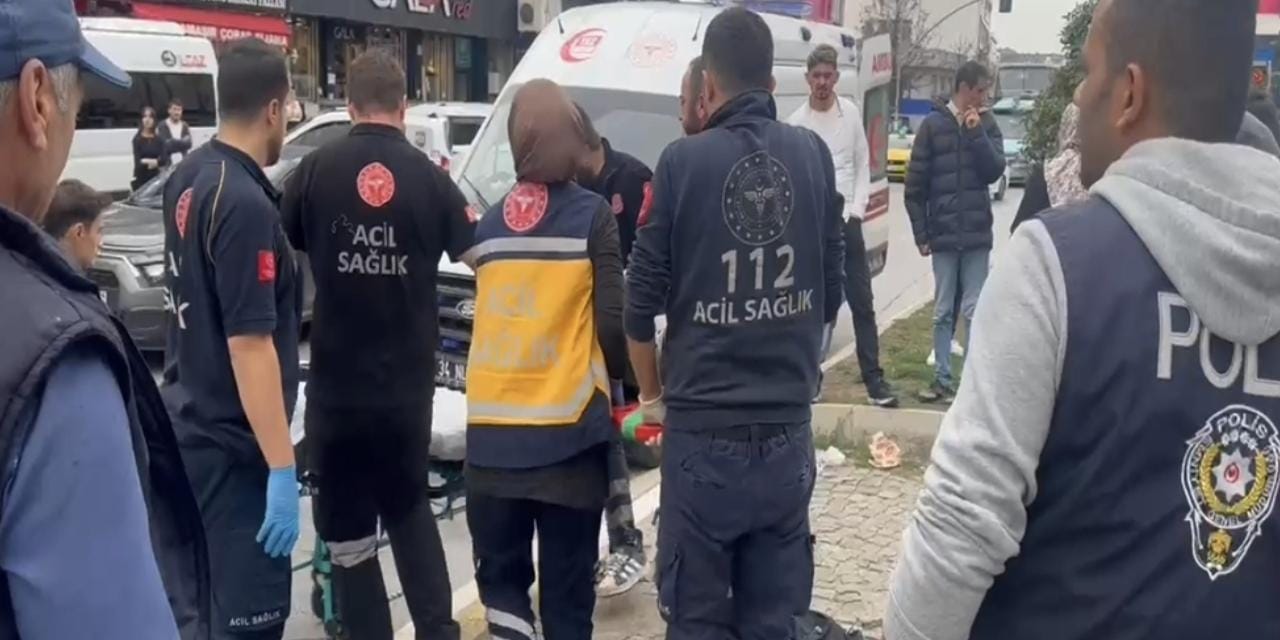 sultanbeylide korkunc kaza yolun karsisina gecmeye calisan 2 kardese otomobil carpti fvBEeEgi.jpg