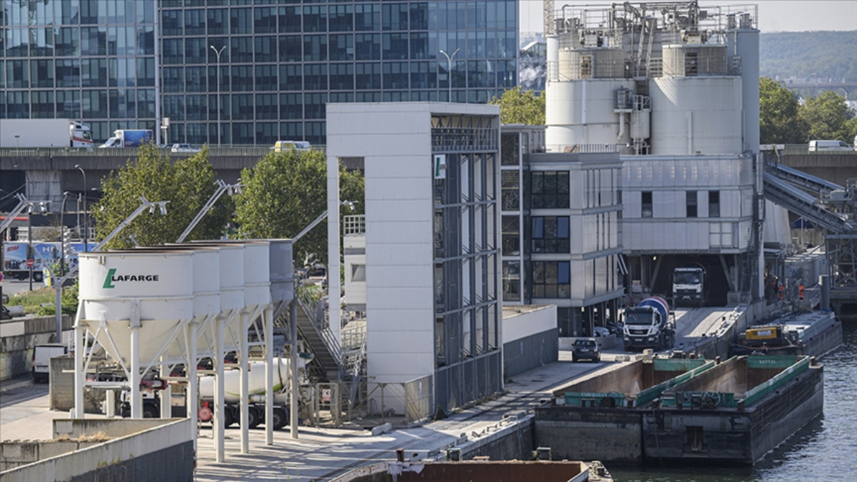 mitin suriyede fabrikasini vurdugu lafarge fransada teror orgutunu finanse etmekten yargilaniyor ggmglSrE.jpg