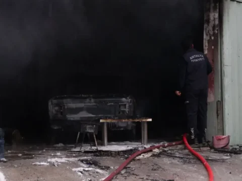 Antalya’da Araç Boyama Atölyesinde Yangın
