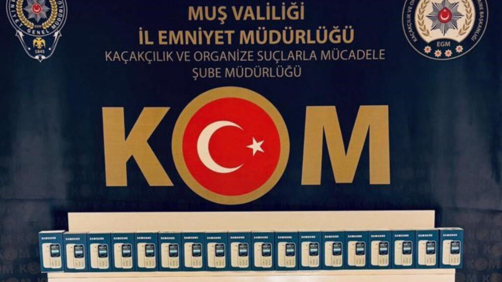 musta-kargoda-35-kacak-cep-telefonu-ele-gecirildi-Q7XUz9fX